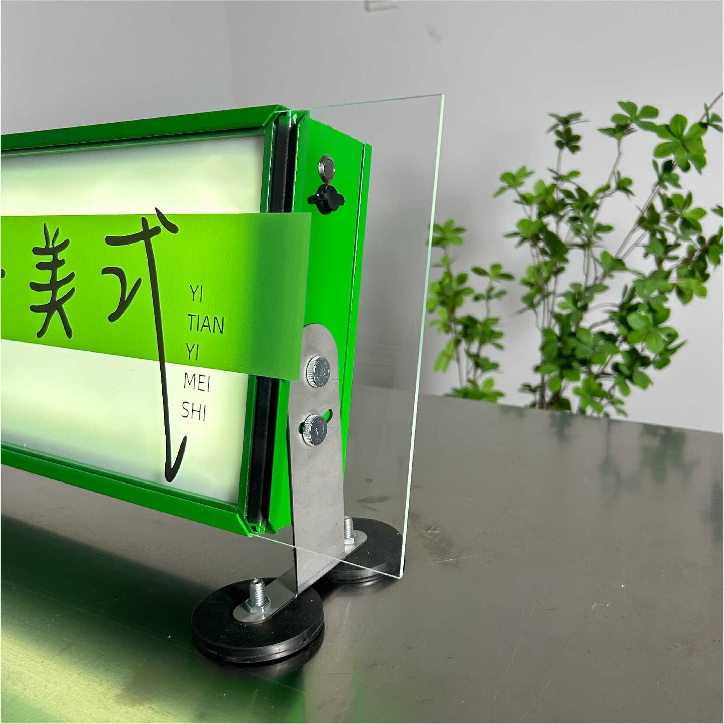 Contemporary Display｜Acrylic - Sleek Style