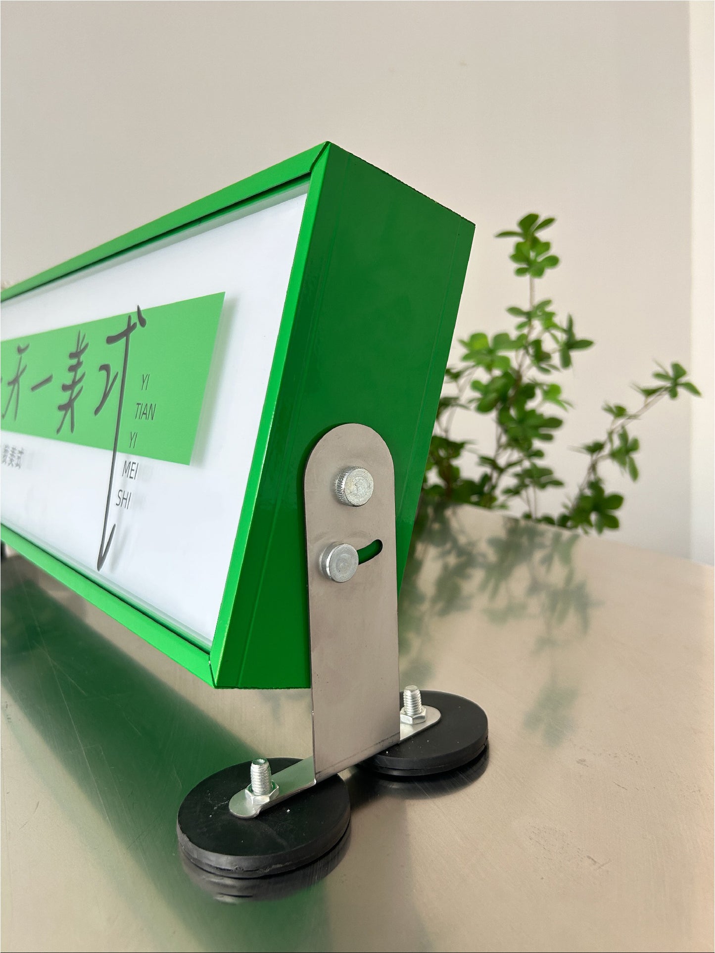 Contemporary Display｜Acrylic - Sleek Style