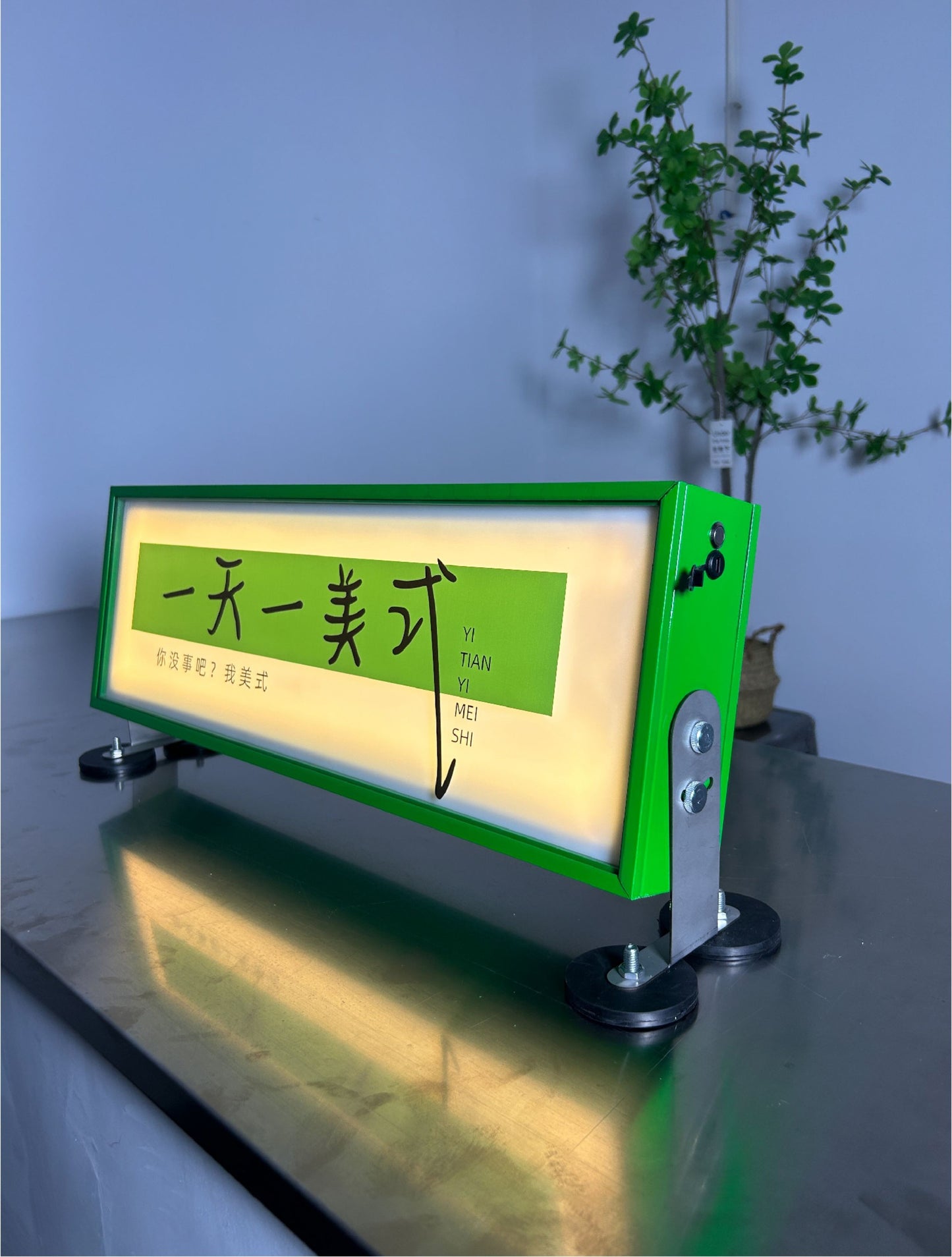 Contemporary Display｜Acrylic - Sleek Style