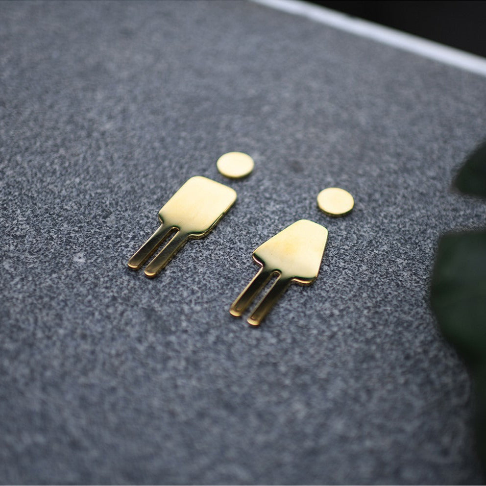 Sculpted Toilet Icon｜Brass - Sleek Design