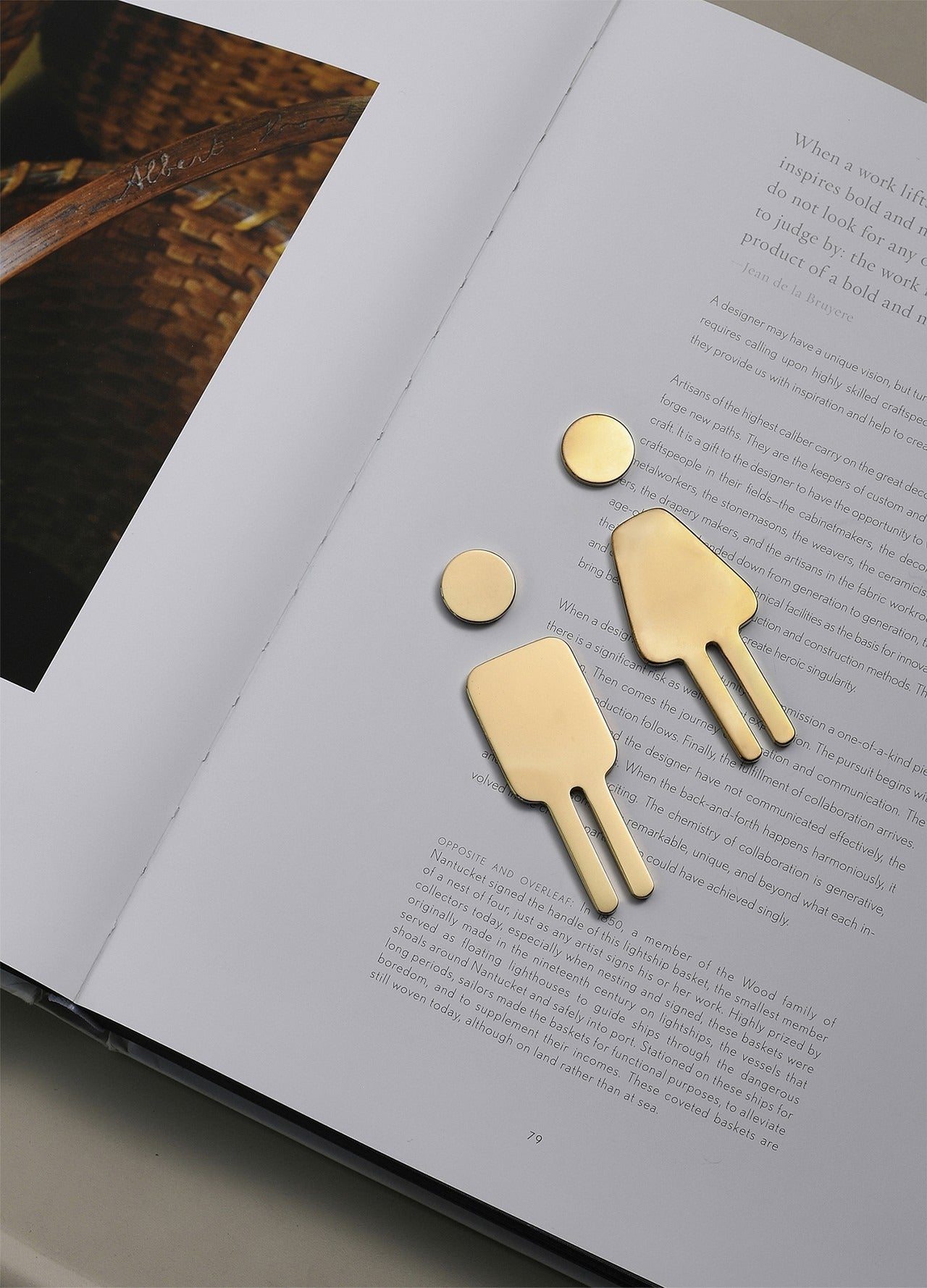Sculpted Toilet Icon｜Brass - Sleek Design