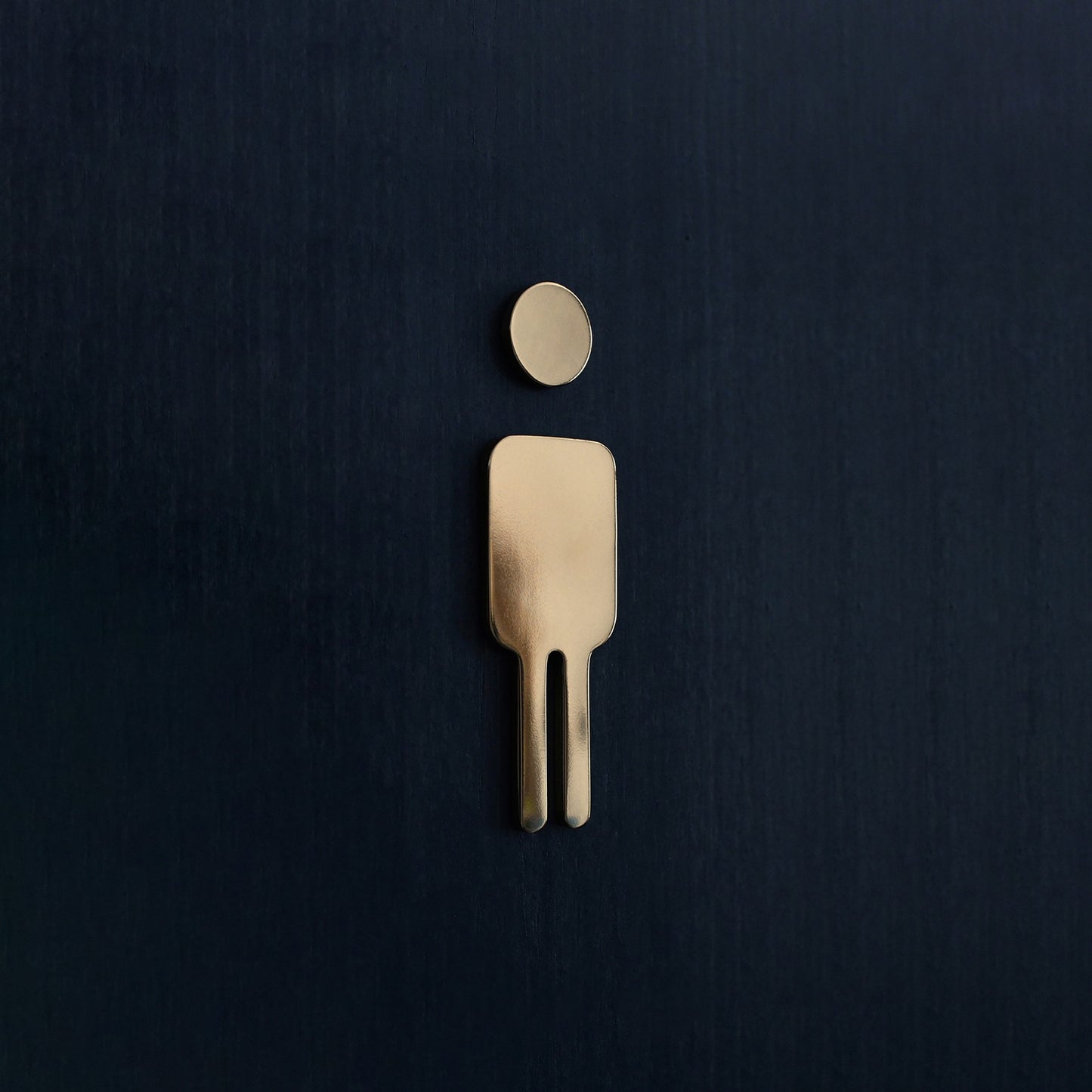 Sculpted Toilet Icon｜Brass - Sleek Design
