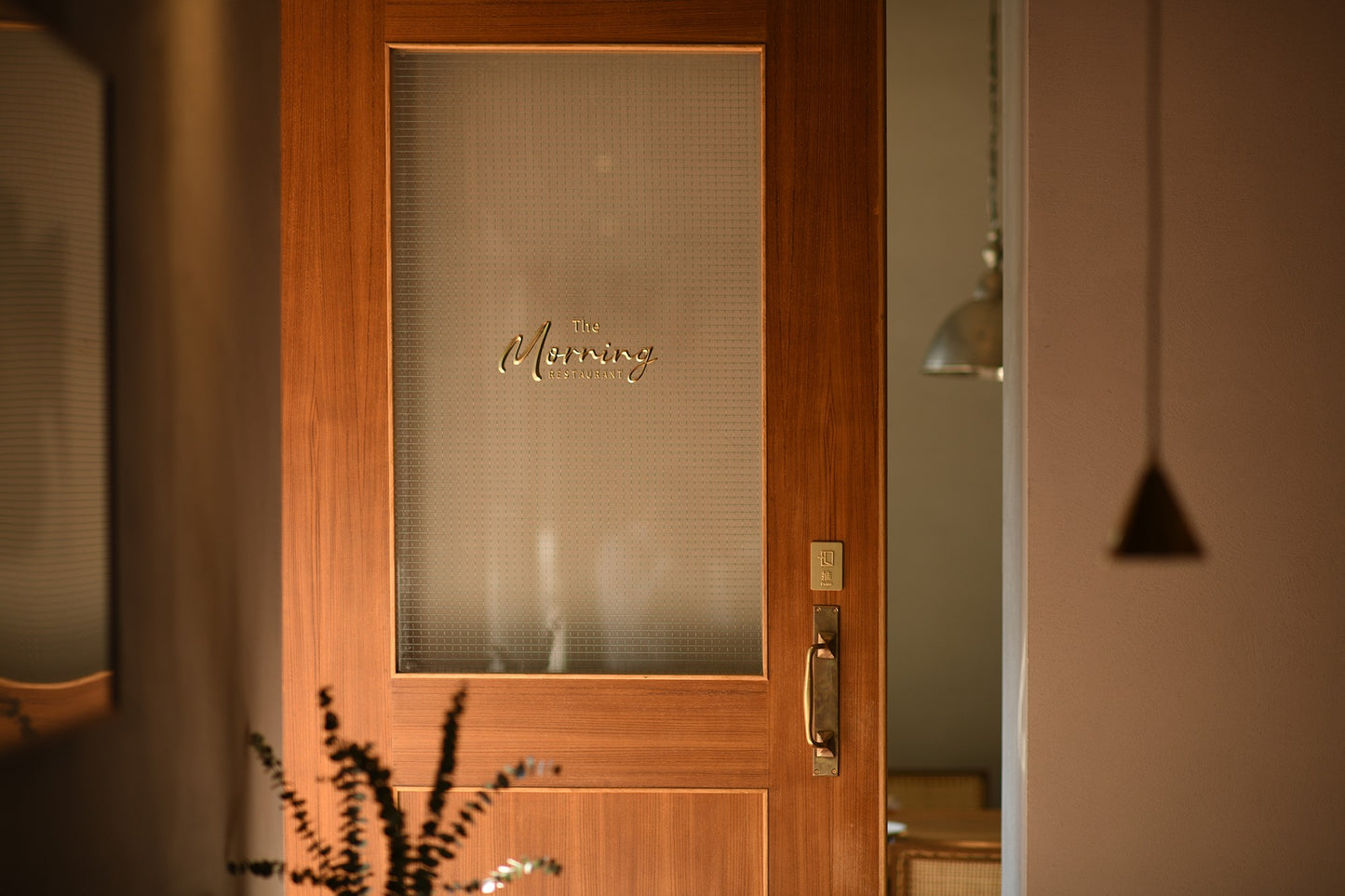 Sculpted Toilet Icon｜Brass - Sleek Design
