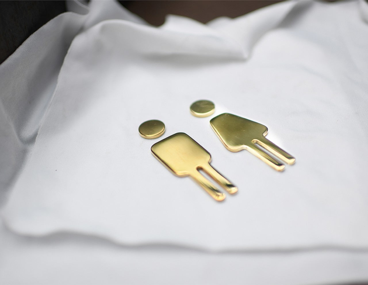 Sculpted Toilet Icon｜Brass - Sleek Design