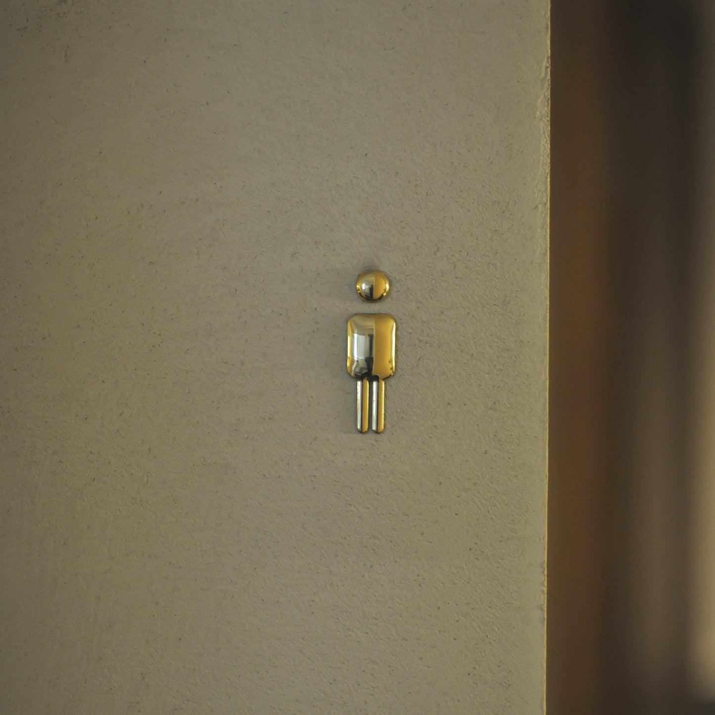 Sculpted Toilet Icon｜Brass - Sleek Design