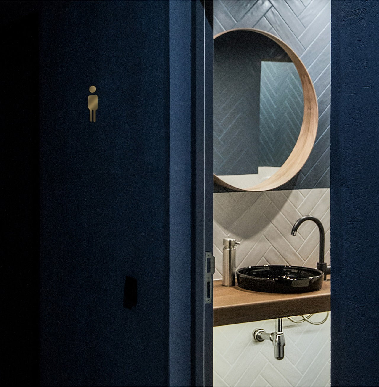 Sculpted Toilet Icon｜Brass - Sleek Design