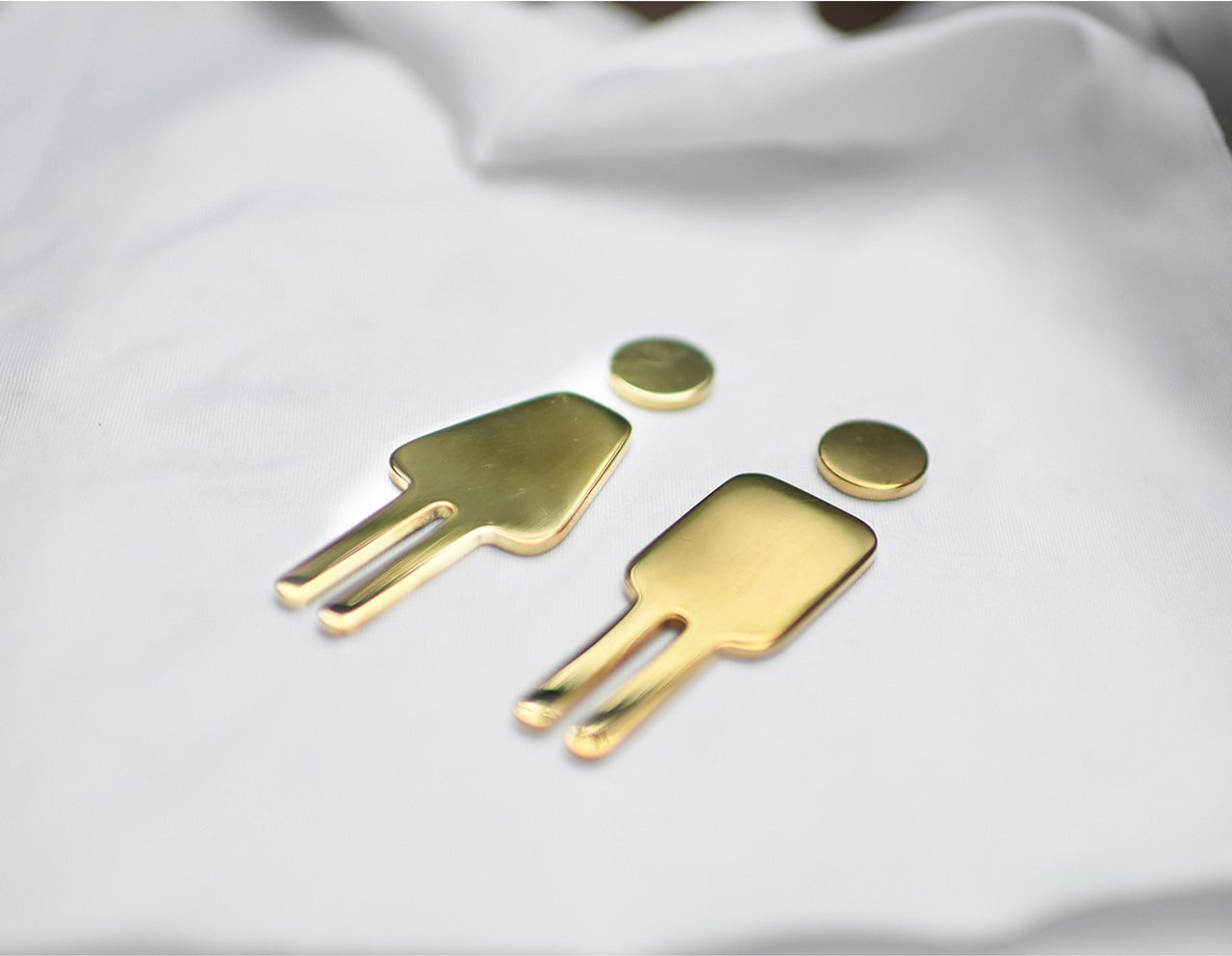 Sculpted Toilet Icon｜Brass - Sleek Design