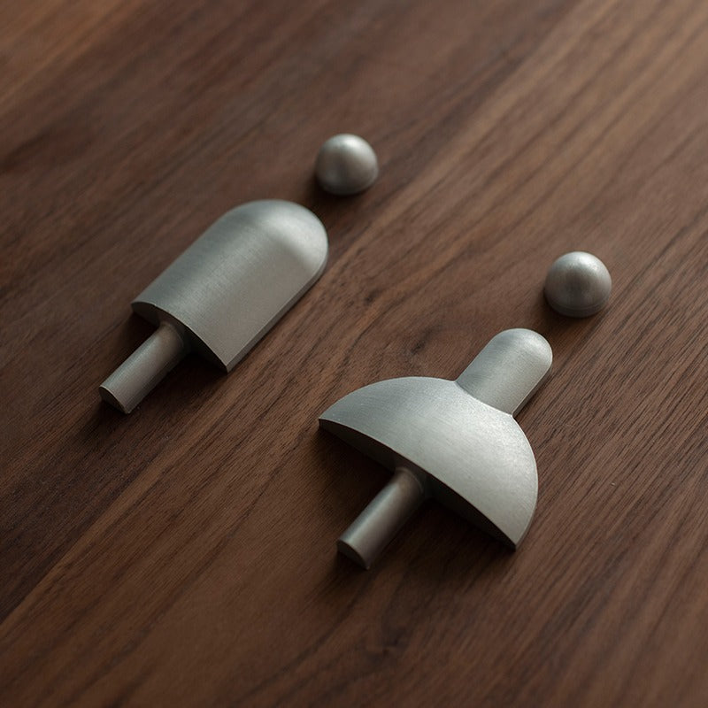 Sculpted Toilet Icon｜Brass - Sleek Design