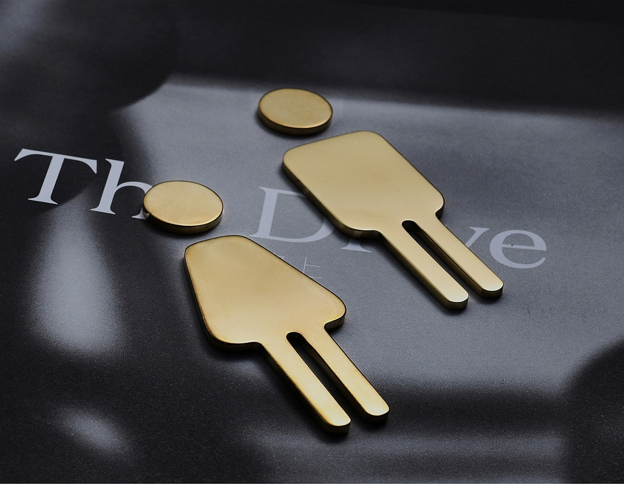 Sculpted Toilet Icon｜Brass - Sleek Design